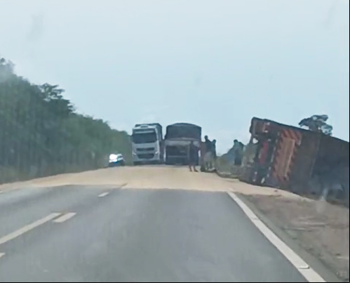 Acidente na BR-158: carreta tomba