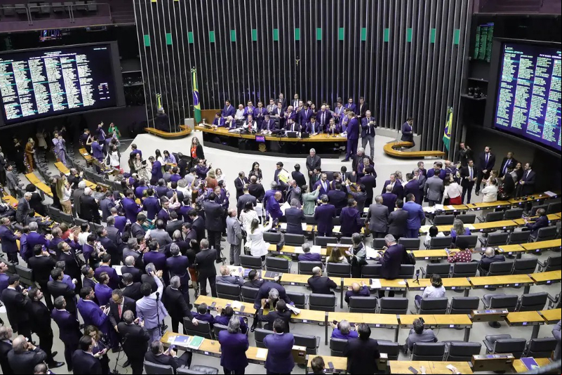 Câmara aprova aumento de pena de crimes praticados contra defensores públicos e reconhece profissão como atividade de risco